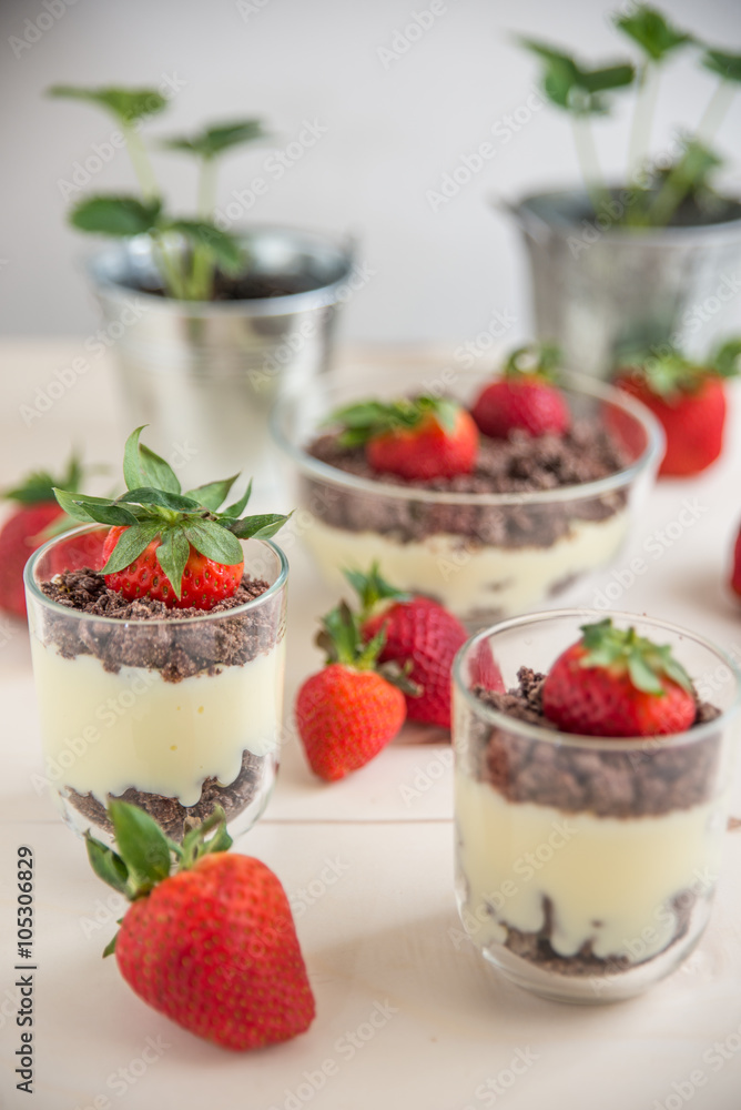 Vanillepudding mit Schokokeksen und Erdbeeren Vanillepudding mit Schokokeksen und Erdbeeren