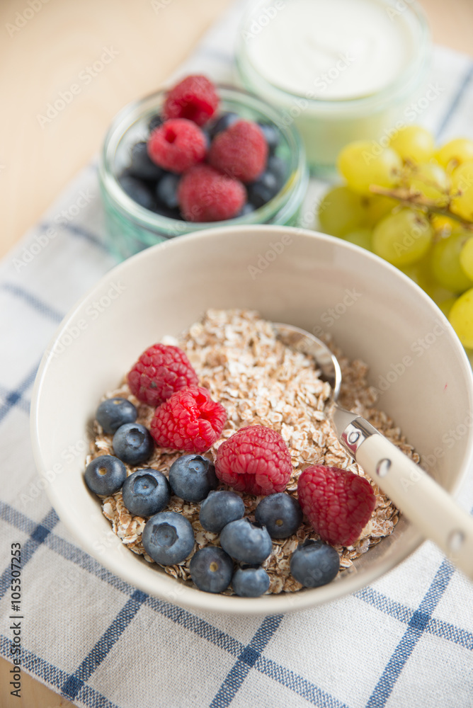 Joghurt mit Müsli und Früchten Joghurt mit Müsli und Früchten