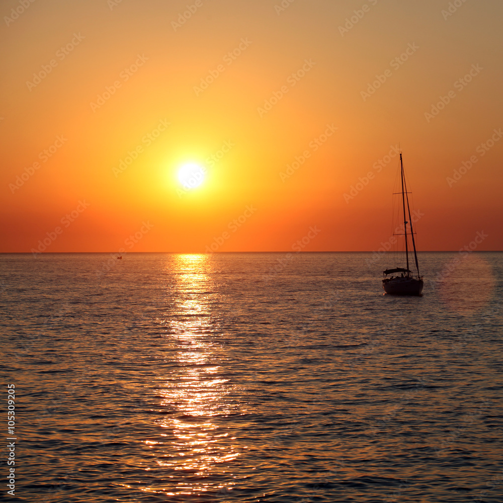 Segelboot beim Sonnenuntergang