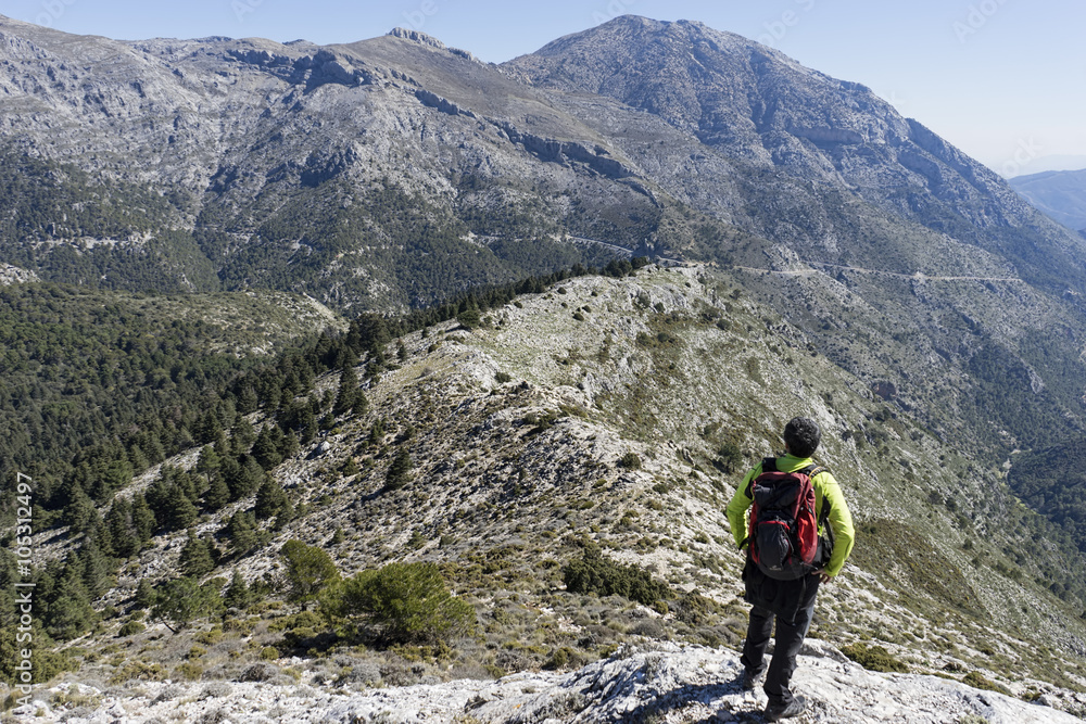 senderista con vistas al pico de la Torrecilla en el parque natural de sierra de las Nieves en la provincia de Málaga