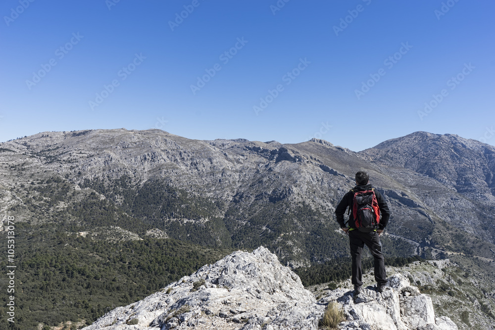 senderista con vistas al pico de la Torrecilla en el parque natural de sierra de las Nieves en la provincia de Málaga
