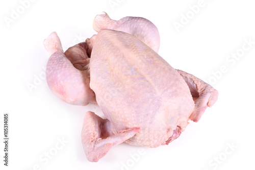 Frisches rohes Huhn auf Hintergrund weiß