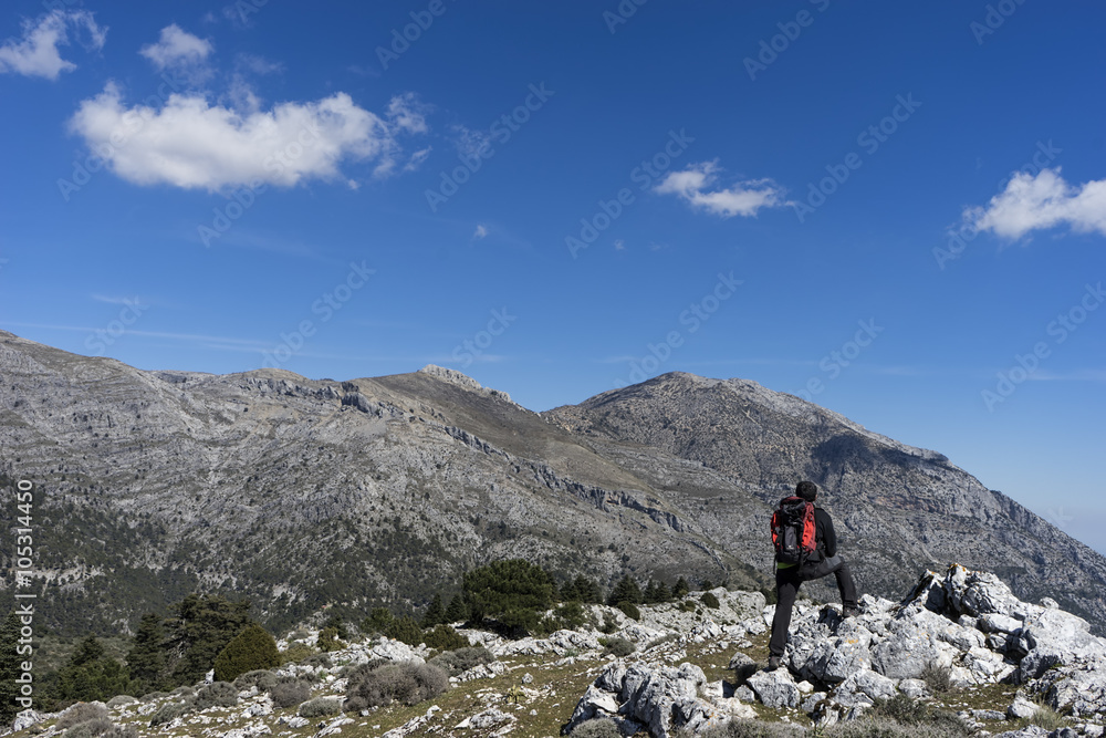 persona que camina por la sierra de las Nieves junto a la cima del Torrecilla