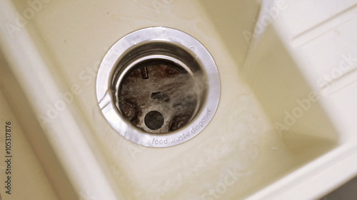 The use of kitchen disposer to grind food waste