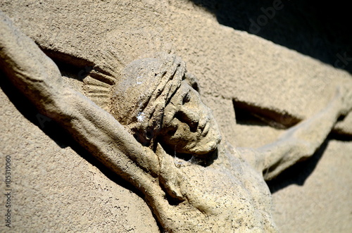 Steinkruzifix auf altem Friedhof