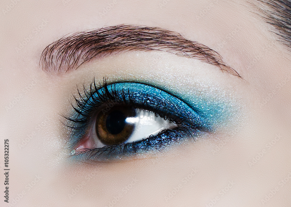 Naklejka premium Make up trend: blue shiny eyeshadows.