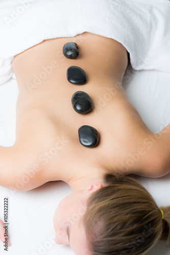 entspannte frau bei hot stone massage