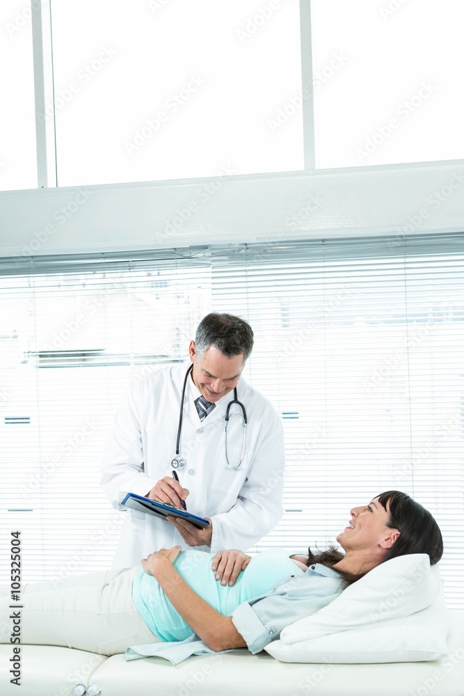 Obraz premium Doctor examining a pregnant woman