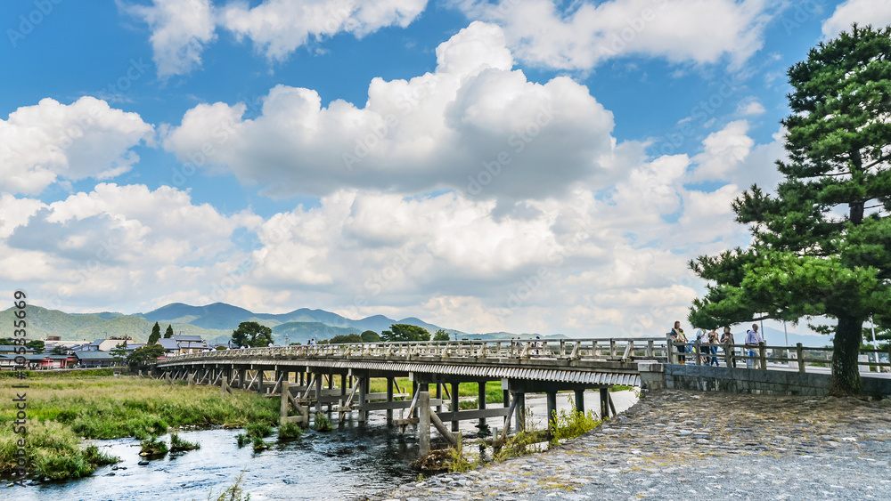 Obraz premium 京都嵐山の渡月橋風景