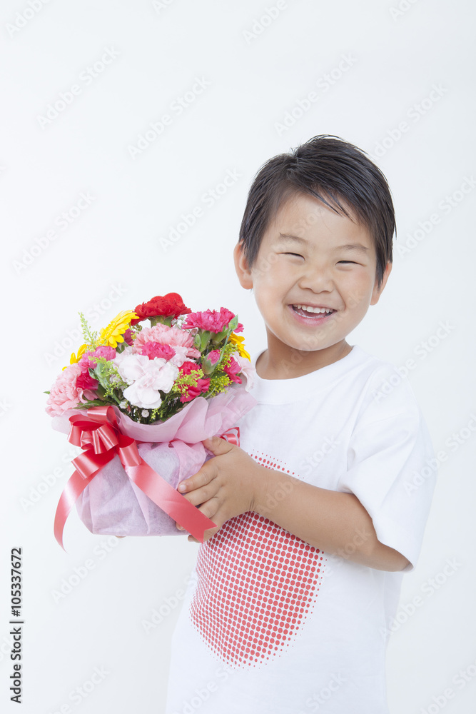 カーネーションの花束を持つ男の子