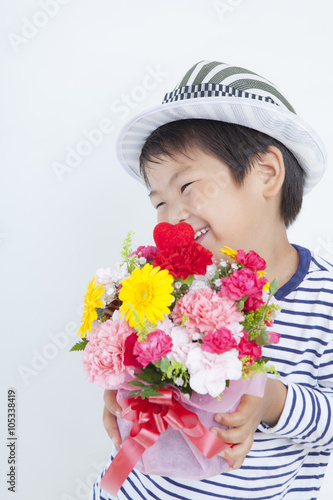 カーネーションの花束を持つ男の子 © tsuppyinny