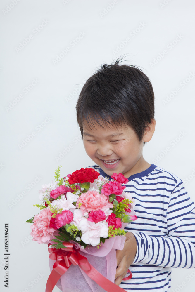 カーネーションの花束を持つ男の子