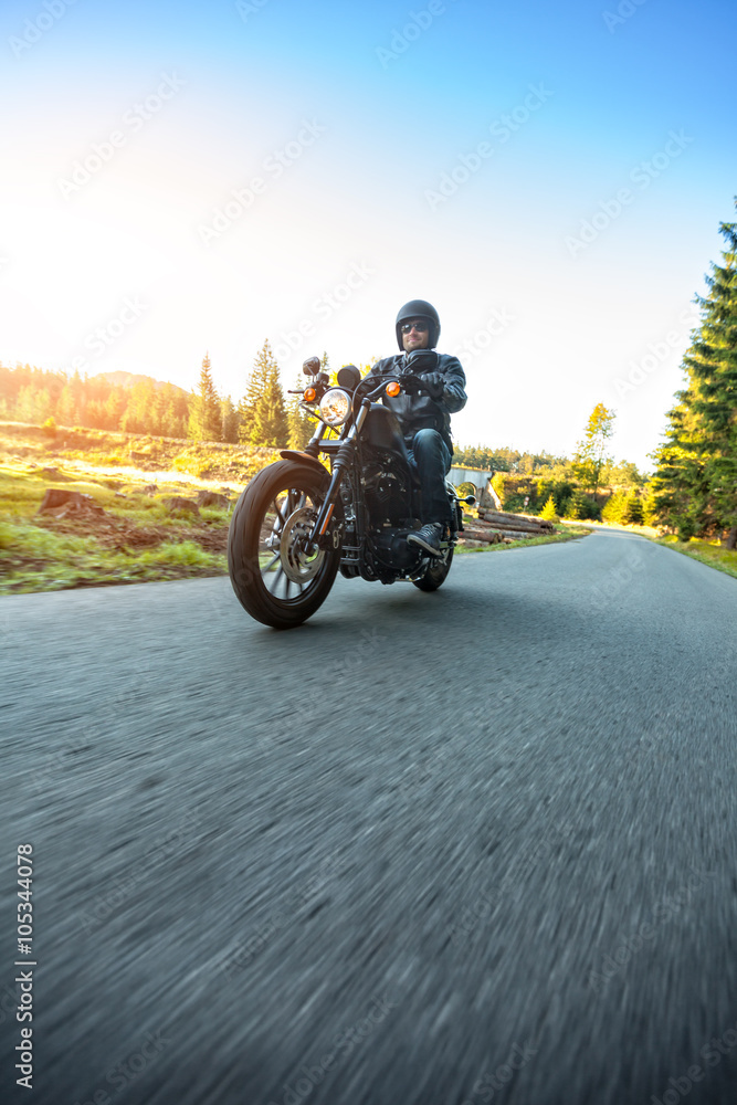 Fototapeta premium Motocyklista jazda chopper na drodze