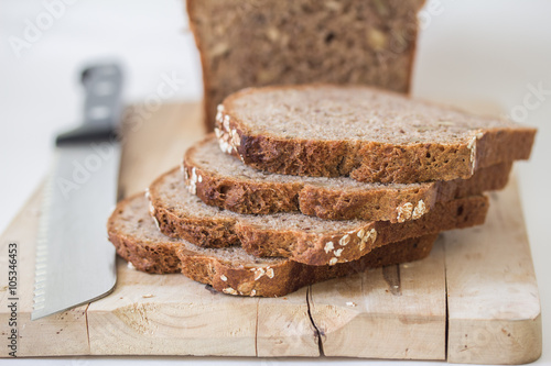 Brotscheiben auf Holzbrett, Dinkelbrot, nah photo