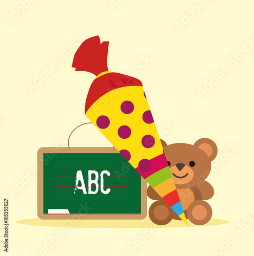 Erster Schultag mit Kreidetafel, Schultüte und Teddybär Vektor