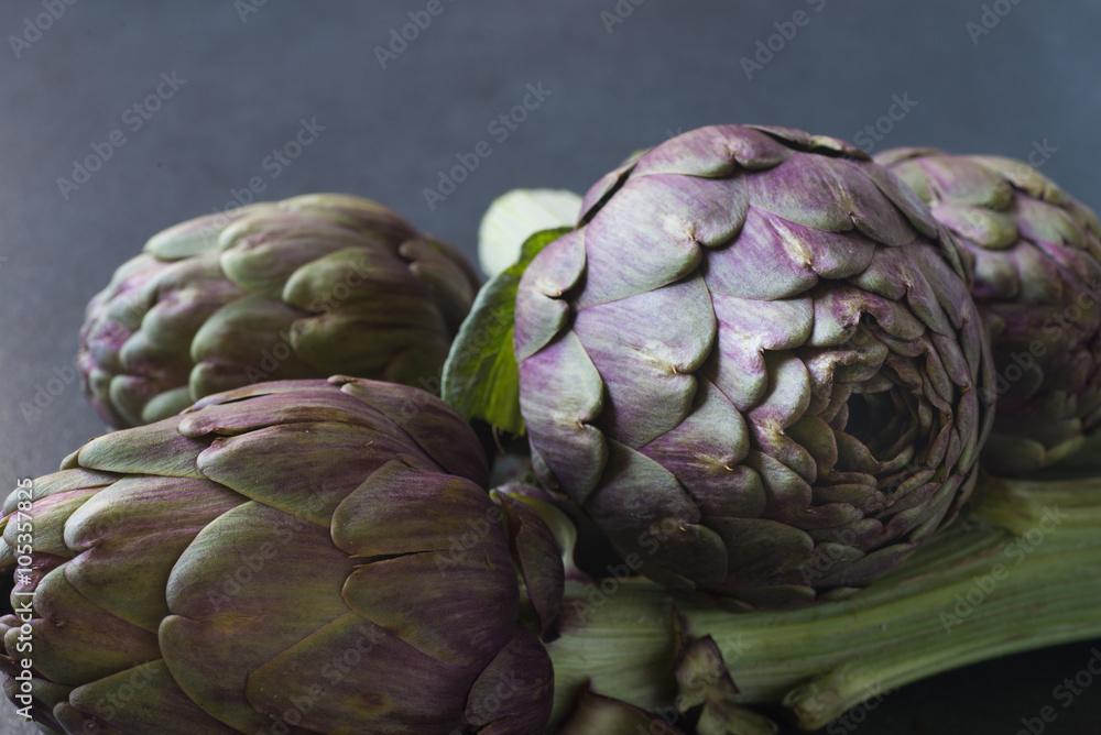 Obraz premium raw atrichokes on table