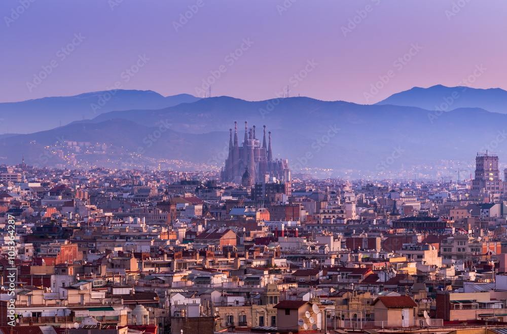 Naklejka premium Sagrada Familia w Barcelonie o wschodzie słońca