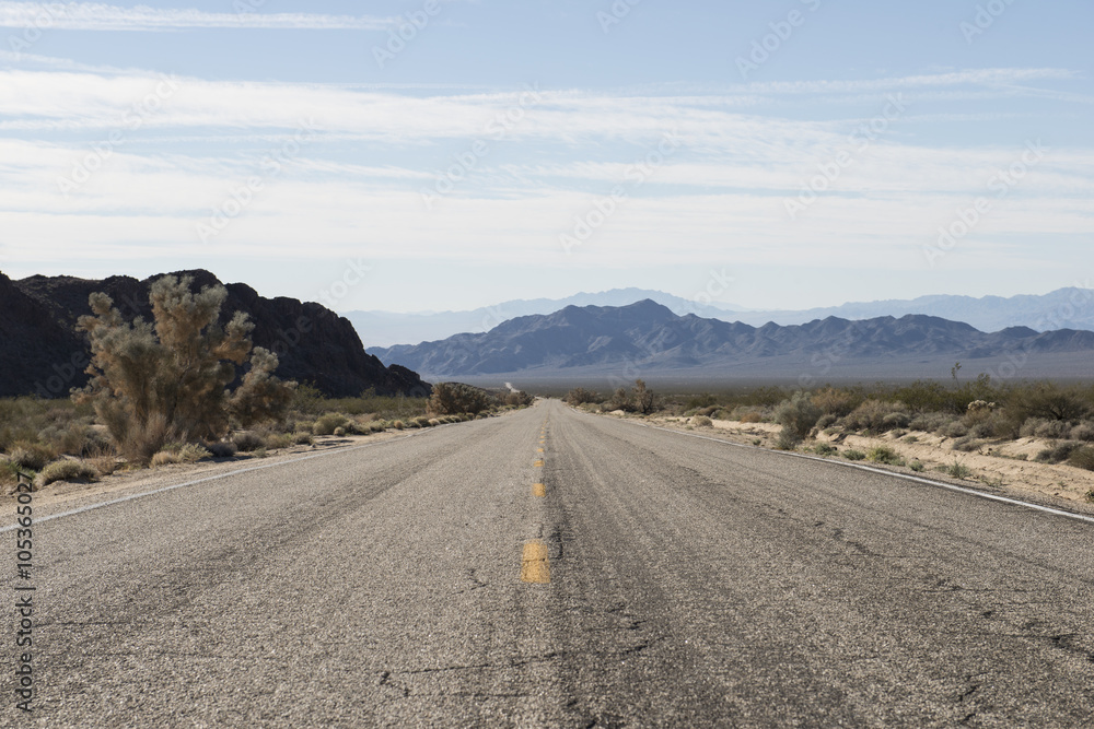 Carretera desierta en el desierto de Arizona, USA