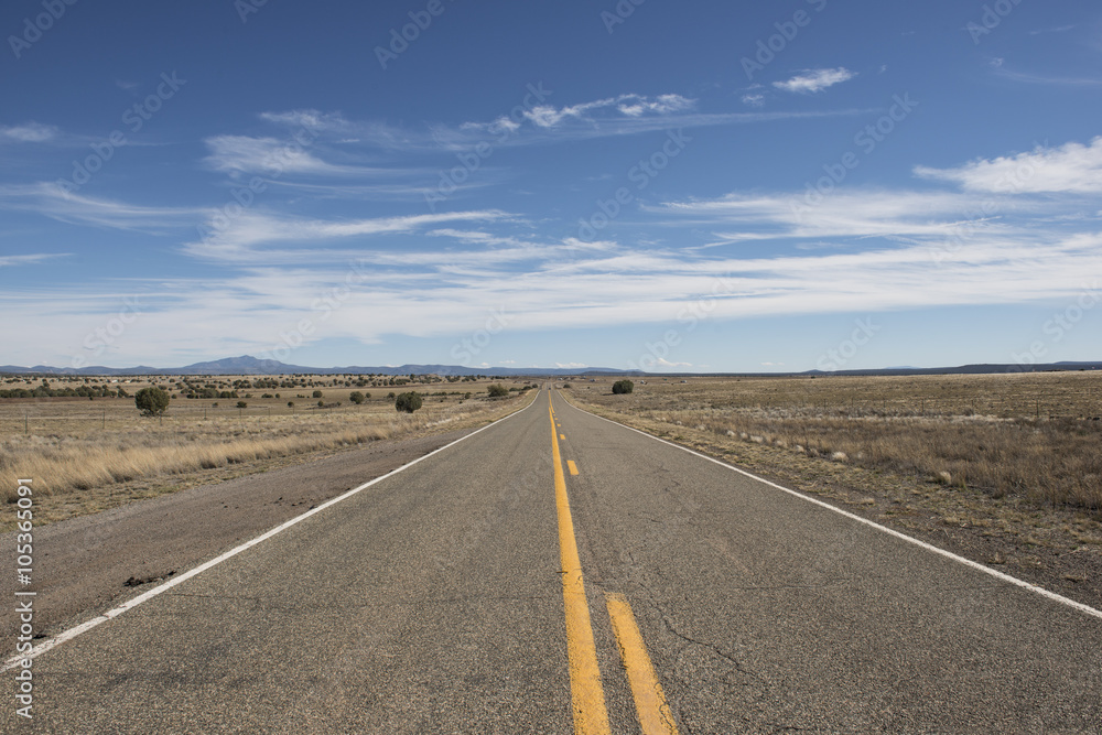 Carretera desierta en el desierto de Arizona, USA