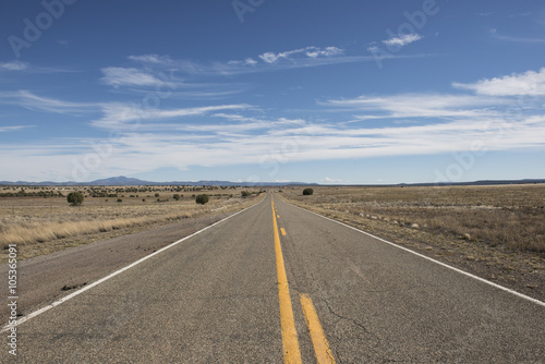 Carretera desierta en el desierto de Arizona  USA
