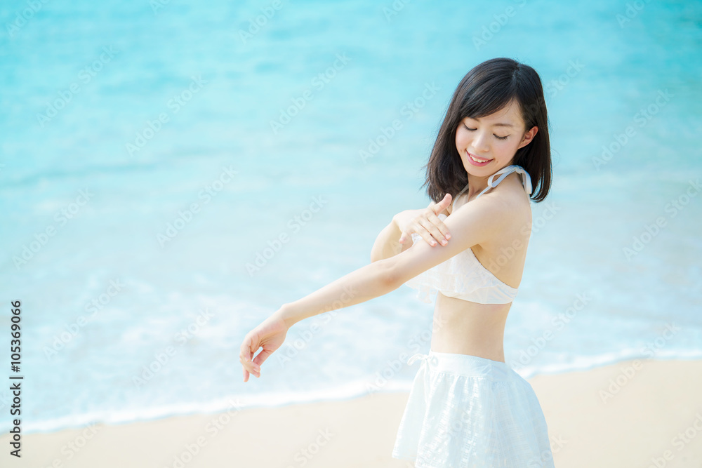 スキンケア・ビキニ女性 スキンケア・ビキニ女性