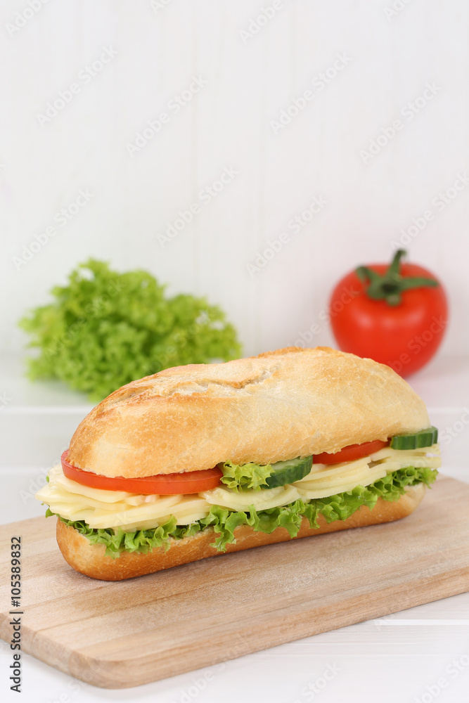 Sandwich Baguette belegt mit Käse und Textfreiraum