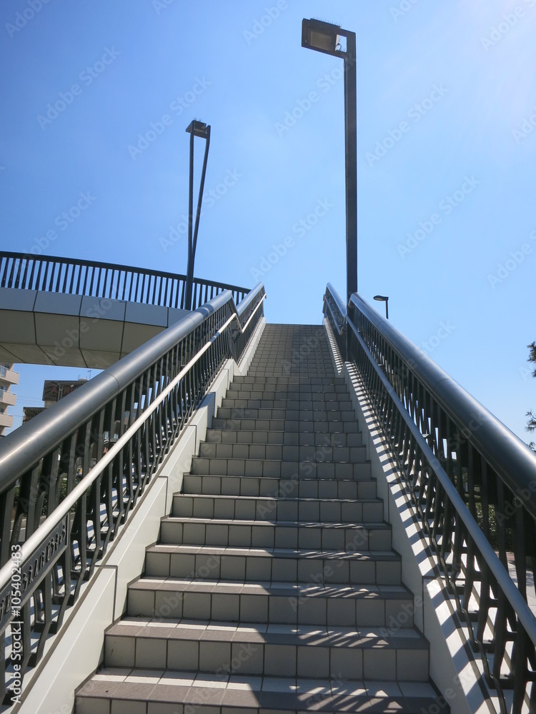 Naklejka premium 階段と青空（歩道橋）