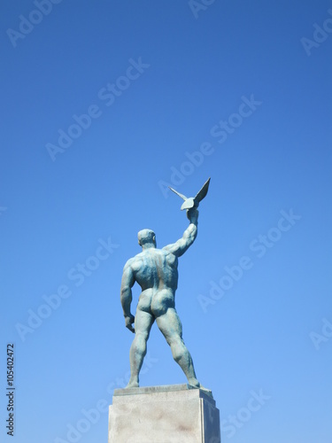裸の銅像と青空