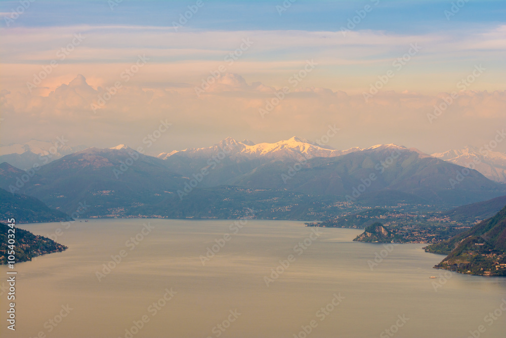 Blick vom Monte Mottarone auf den Lago Maggiore am Abend, Norditalien
