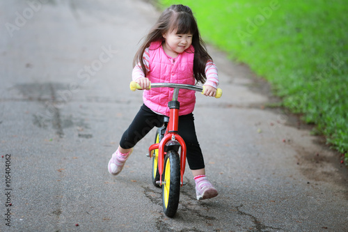 Fototapeta Naklejka Na Ścianę i Meble -  asian little girl on balance bike