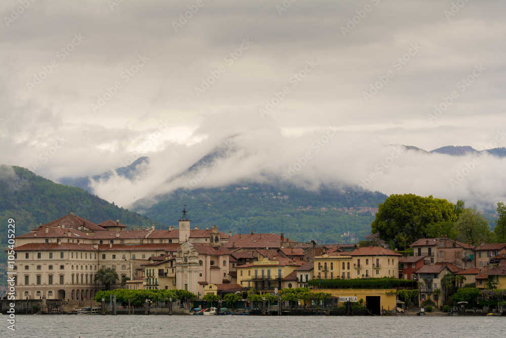 Regenwolken über den südlichen Alpen und Isola Bella, Lago Maggiore in Norditalien