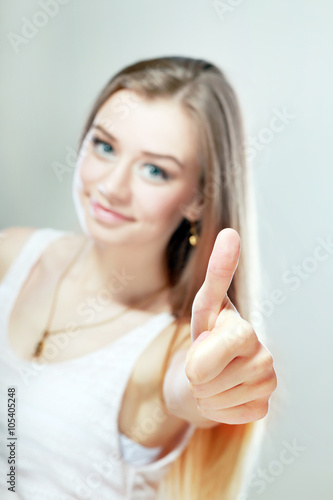 Wallpaper Mural Thumbs up showed Torontodigital.ca