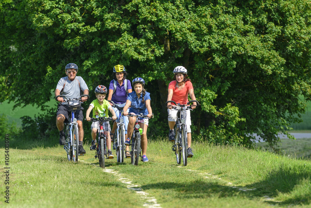 Obraz premium drei Generationen beim Ausflug mit dem Rad