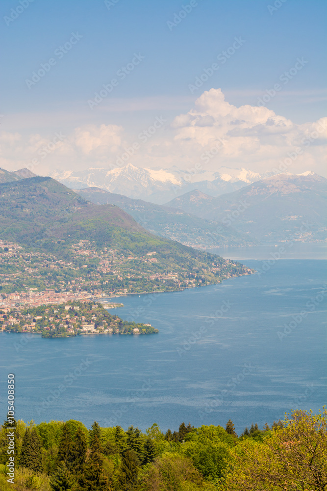 Blick vom Monte Mottarone auf den Lago Maggiore und südliche Alpen, Norditalien