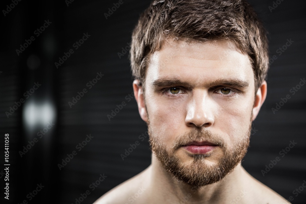 Obraz premium Determined muscular man looking at the camera