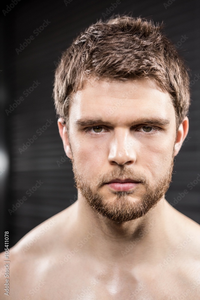 Obraz premium Determined muscular man looking at the camera