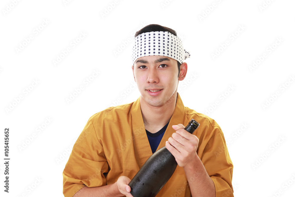 日本酒の瓶を持つ寿司職人