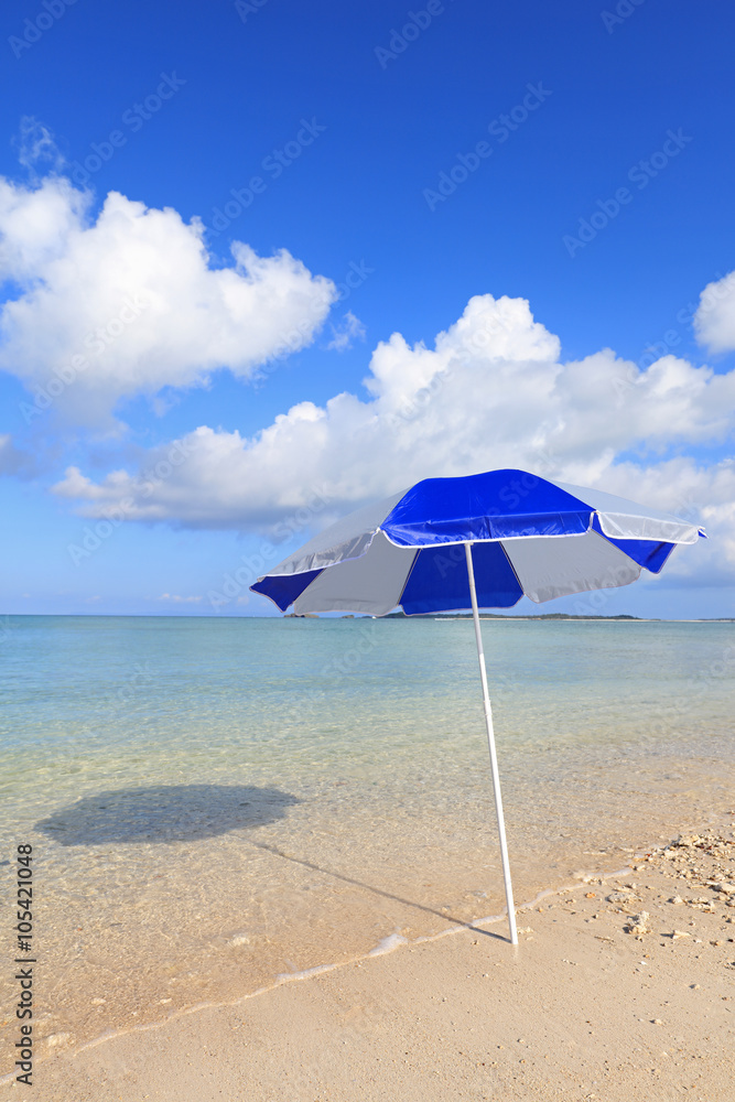 美しい沖縄のビーチと夏空