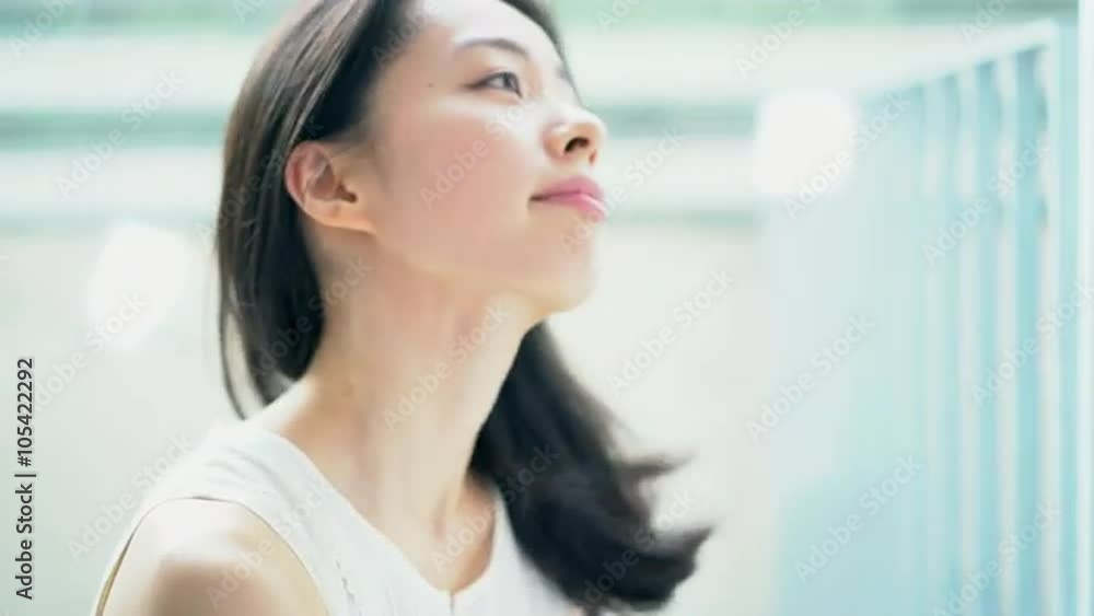 リラックスする女性