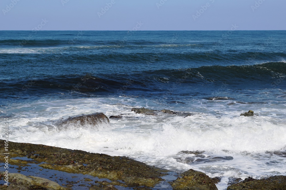 日本海の荒波／山形県の庄内浜で日本海の荒波風景を撮影した写真です。庄内浜は非常にきれいな白砂が広がる海岸と、奇岩怪石の磯が続く大変素晴らしい景観のリゾート地です。
