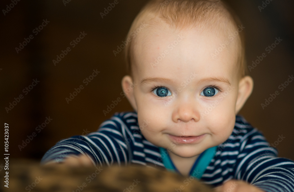 ребенок крупным планом с голубыми глазами