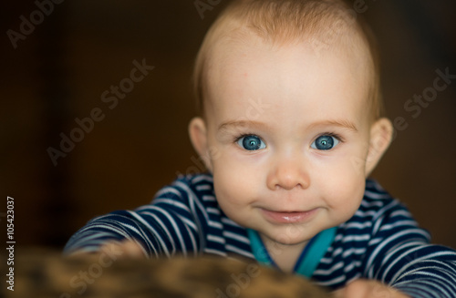 ребенок крупным планом с голубыми глазами