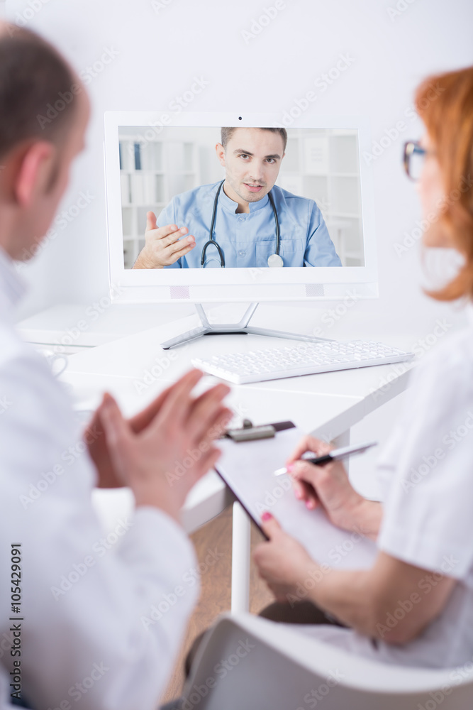 Online conversation between medical experts Online conversation between medical experts