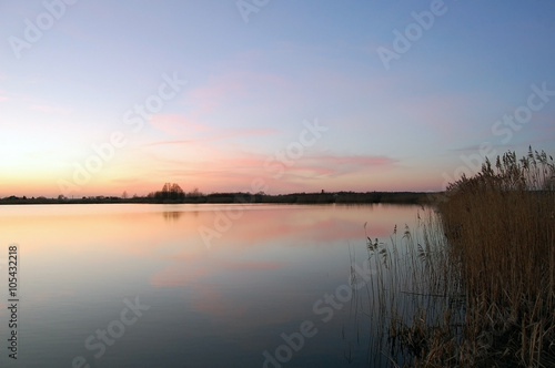 Zachód słońca nad jeziorem © darekb22