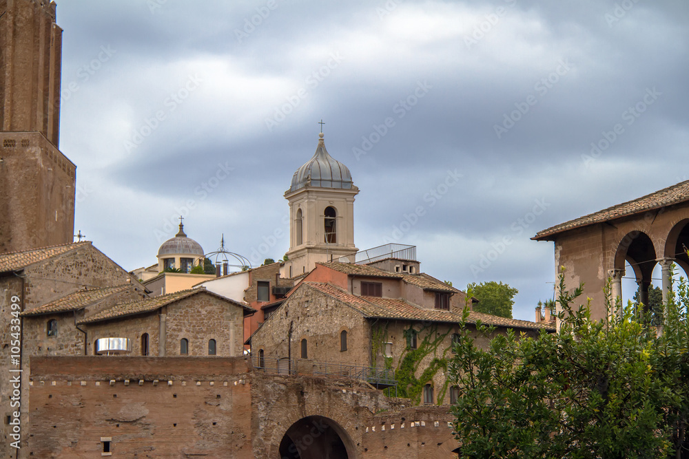 Obraz premium cityscape view and ruins in Rome, Italy 