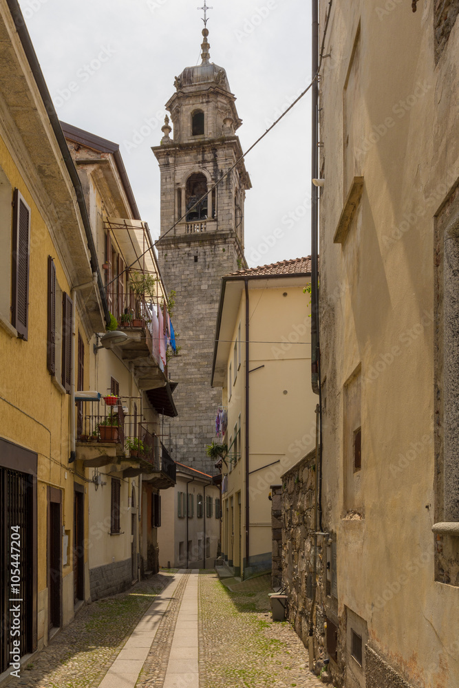 Gasse und Kirche in Verbania am Lago Maggiore, Oberitalien