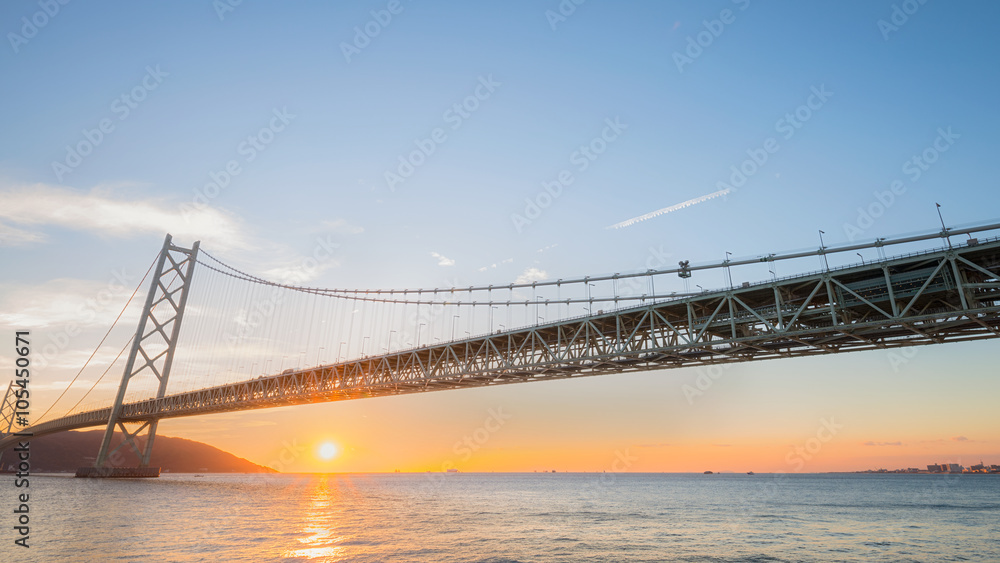 Fototapeta premium Wschód słońca na moście Akashi Kaikyo Ohashi, Kobe, Japonia