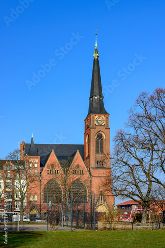 Zwinglikirche am Berliner Rudolfplatz im Morgenlicht