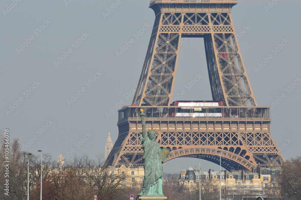 Statue de la liberté et tour Eiffel