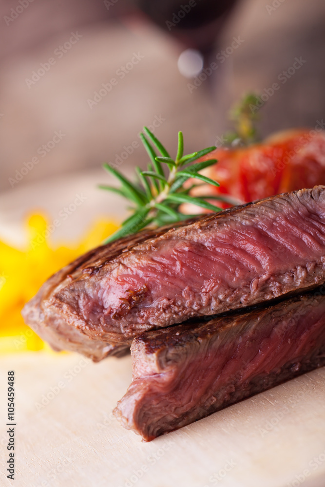 angeschnittenes Steak vom Grill mit Pommes frites und Tomaten angeschnittenes Steak vom Grill mit Pommes frites und Tomaten